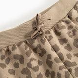 Ribbet linning i beige med snørebånd og leopardmønster på bukserne
