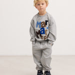 Grå sweatshirt med flerfarvet logo-print foran, rund hals og lange ærmer