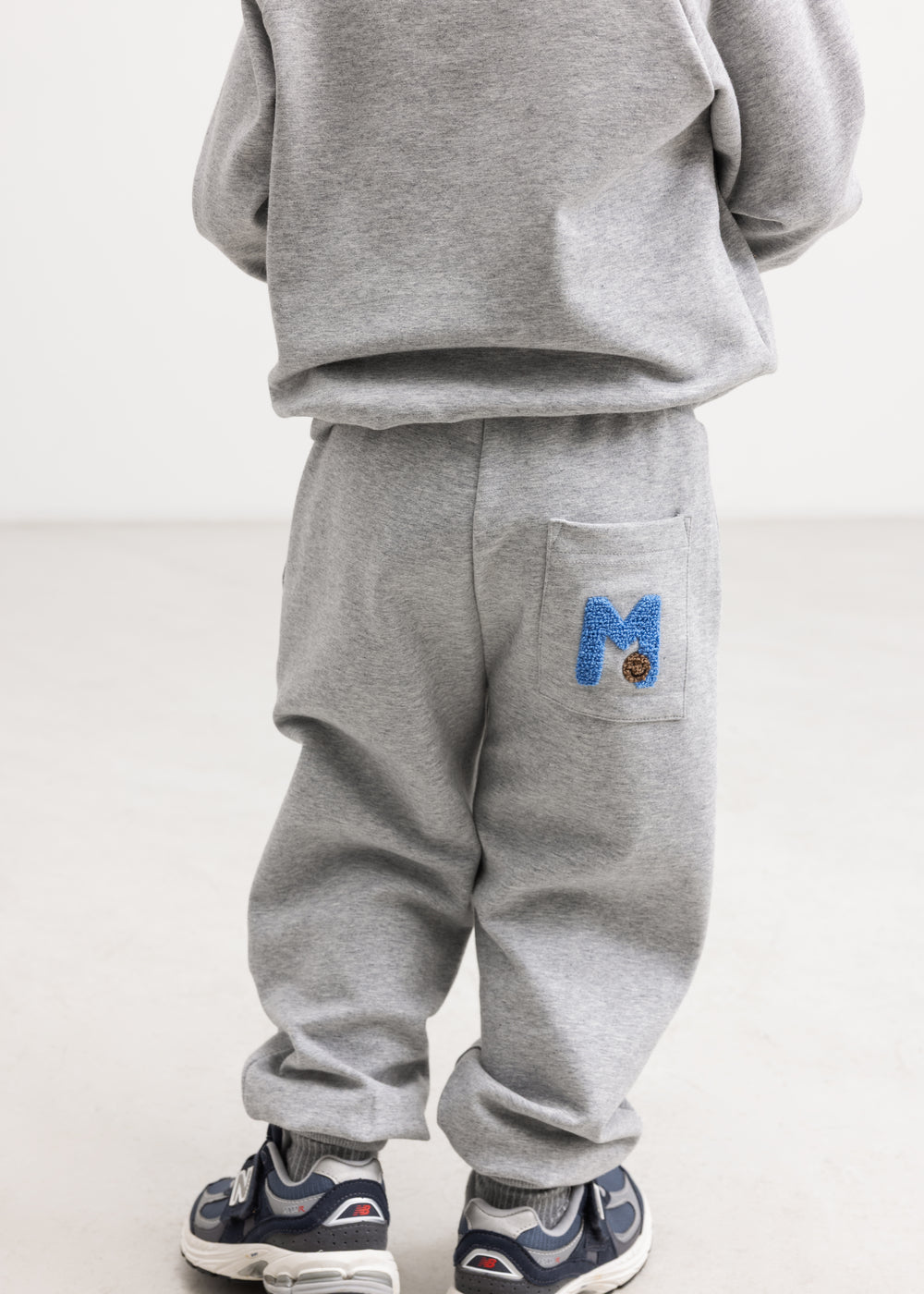 Grå sweatshirt set bagfra med ribkant ved bund og ærmer