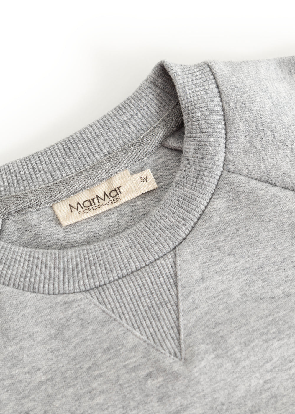 Grå sweatshirt-hals med ribkant og beige mærkeetiket ved indersiden