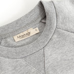 Grå sweatshirt-hals med ribkant og beige mærkeetiket ved indersiden