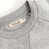 Grå sweatshirt-hals med ribkant og beige mærkeetiket ved indersiden