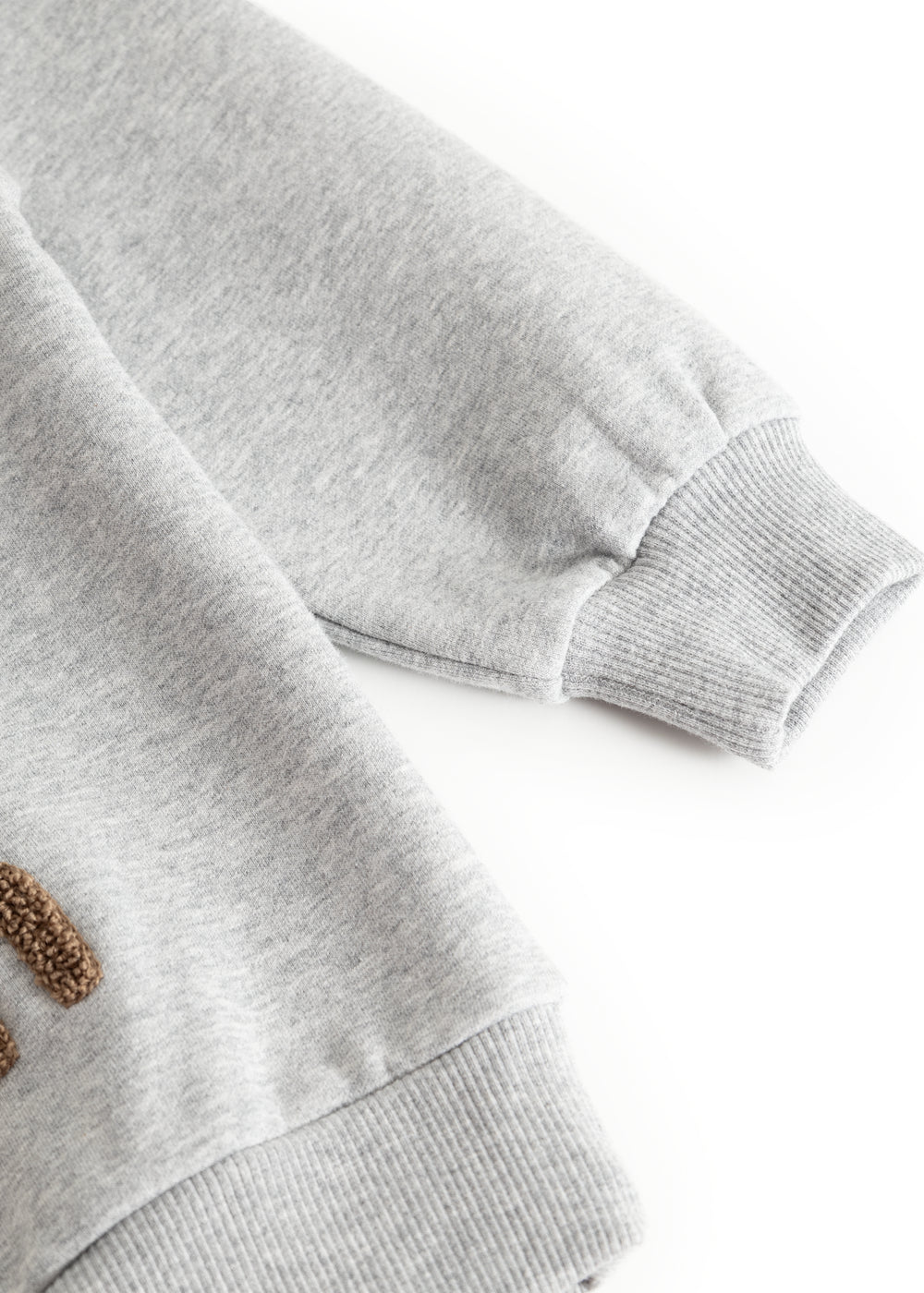 Grå sweatshirt med ribkant ved ærmeafslutning og synlig søm