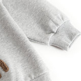 Grå sweatshirt med ribkant ved ærmeafslutning og synlig søm