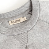 Grå sweatshirtbluse med ribkrave og indvendig mærkeetiket ved halsudskæring.