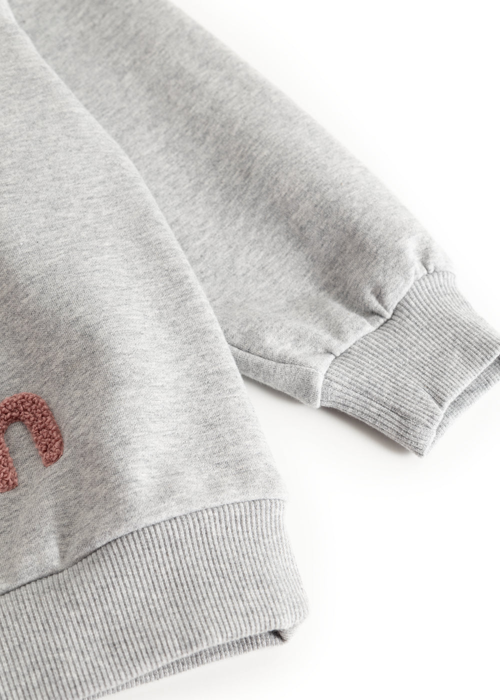 Grå sweatshirtbluse med ribkant ved ærmeafslutning og bred kant forneden.
