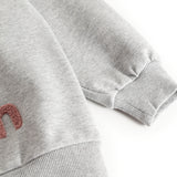 Grå sweatshirtbluse med ribkant ved ærmeafslutning og bred kant forneden.