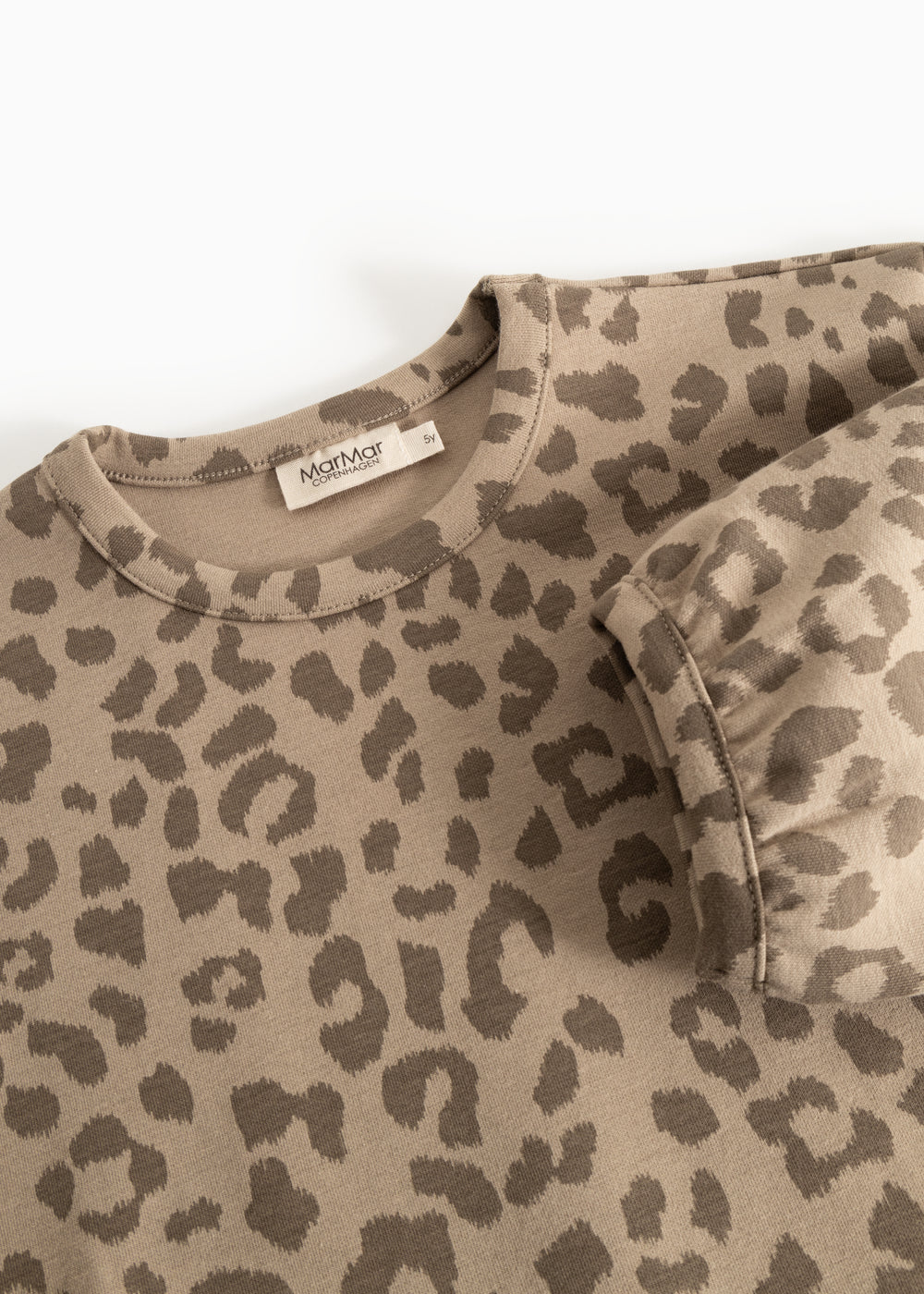 Barnbluse i vasket beige med leopardmønster, rund hals og lange ærmer