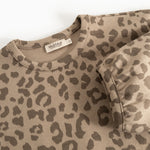 Barnbluse i vasket beige med leopardmønster, rund hals og lange ærmer