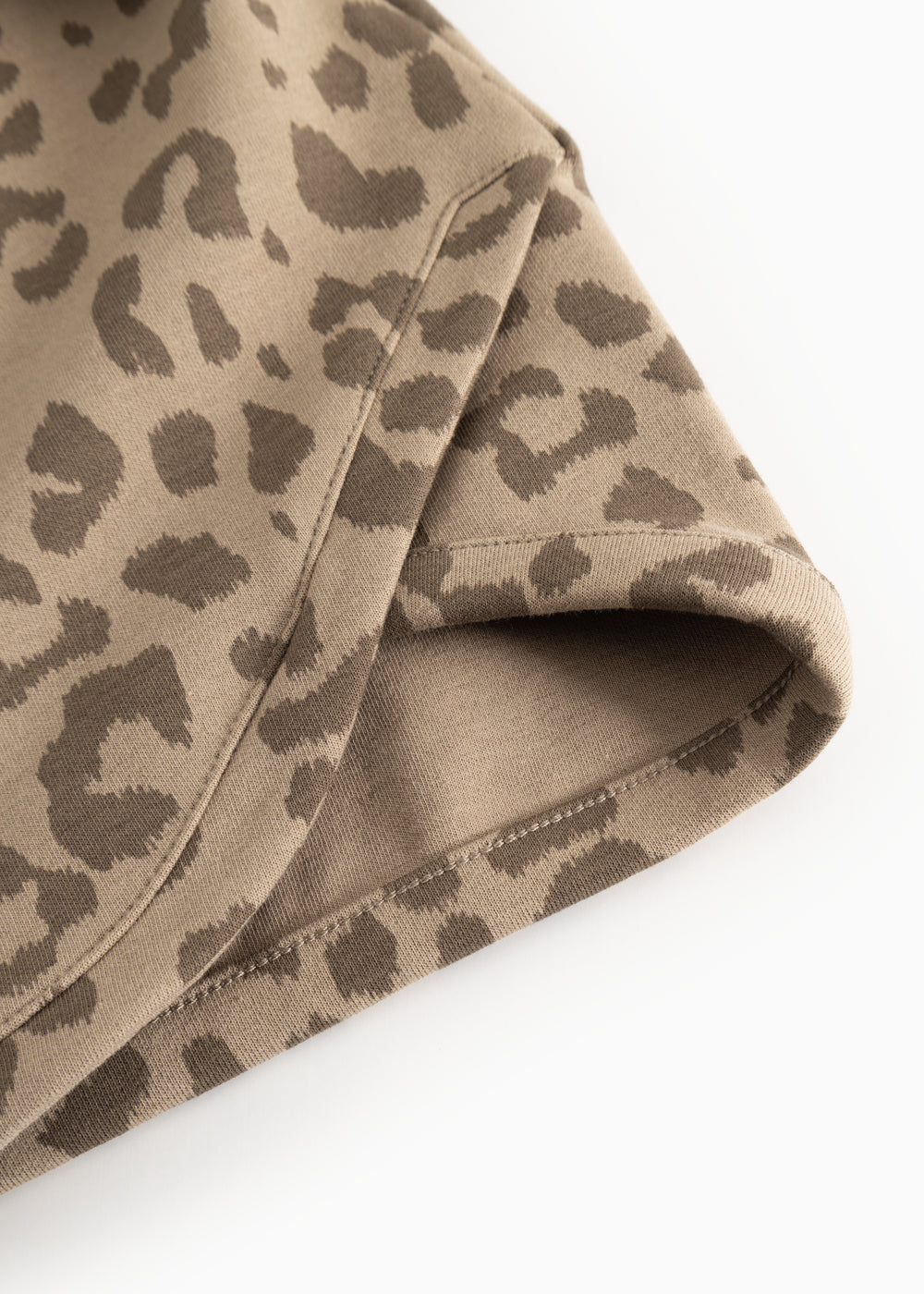 Barnbluse i beige med leopardmønster, kant ved hals og nederst