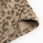 Barnbluse i beige med leopardmønster, kant ved hals og nederst