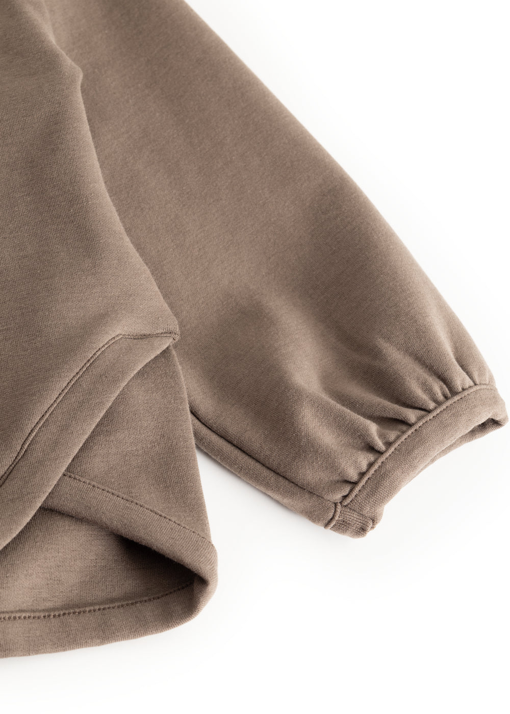 Dusty brun bluse med rund hals og synlige manchetter