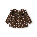 Foranvendt brun babybluse med knapper og voluminøs flæsekrave; blomstermønster hele vejen.