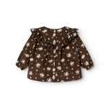 Foranvendt brun babybluse med knapper og voluminøs flæsekrave; blomstermønster hele vejen.