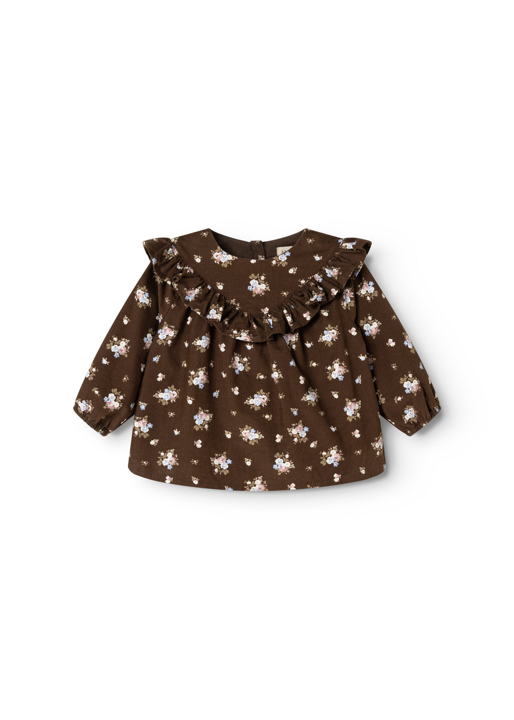 Brun babybluse med rund hals, flæsekrave og knaplukning; små blomster overalt.