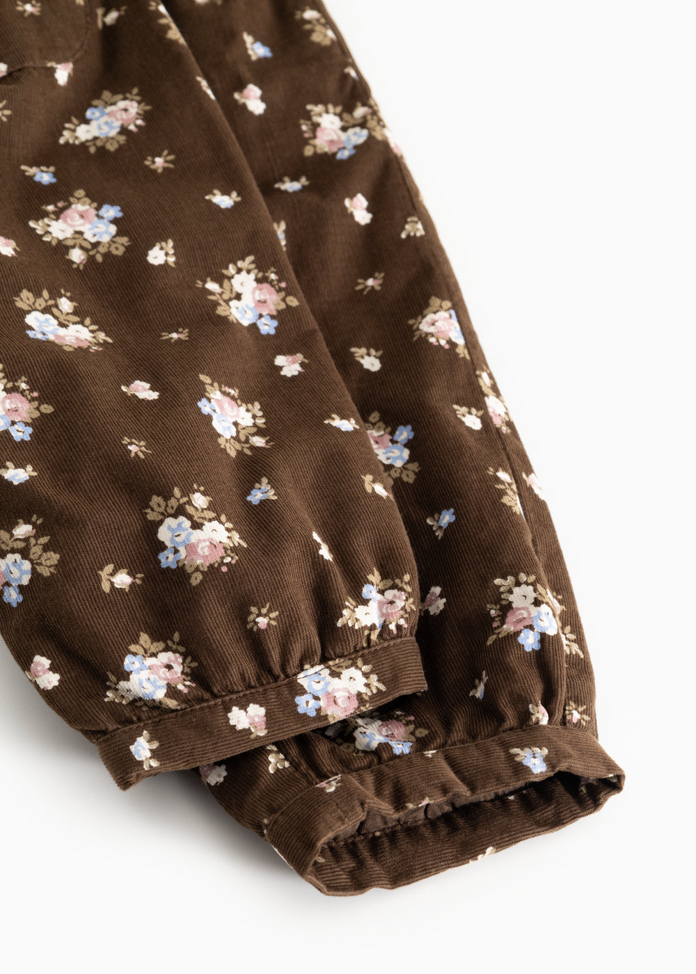 Brune bukser med små blomsterprint og elastisk benåbning