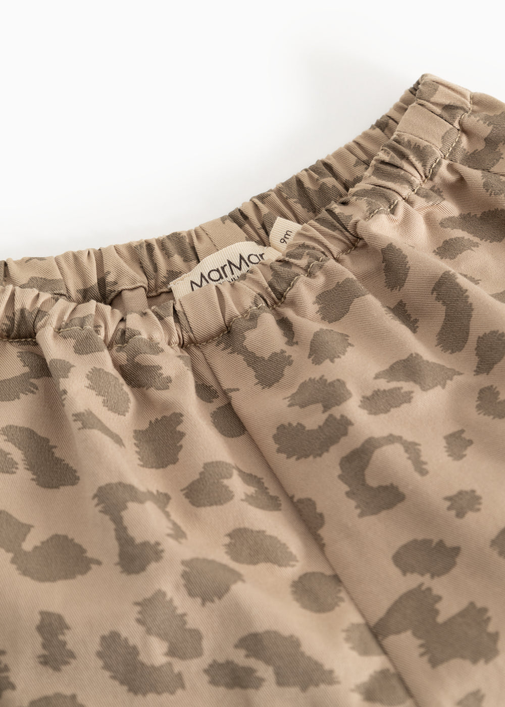Sandfarvede babybukser med leopardprint og elastisk linning med mærkelabel