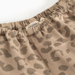 Sandfarvede babybukser med leopardprint og elastisk linning med mærkelabel