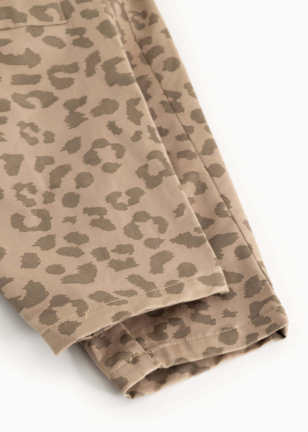 Sandfarvede babybukser med leopardprint og rynket elastikkant i benåbning