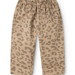 Sandfarvede babybukser med leopardprint, løs pasform og elastik i taljen