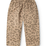 Sandfarvede babybukser med leopardprint, løs pasform og elastik i taljen
