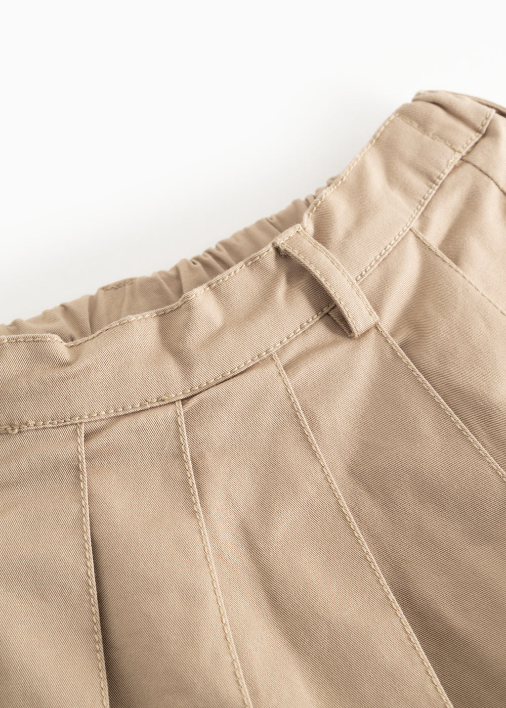 Beige nederdel med elastisk talje og fine søm- og foldlinjer