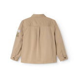 Beige jakke til børn set bagfra med hel ryg og ærme-udsmykning