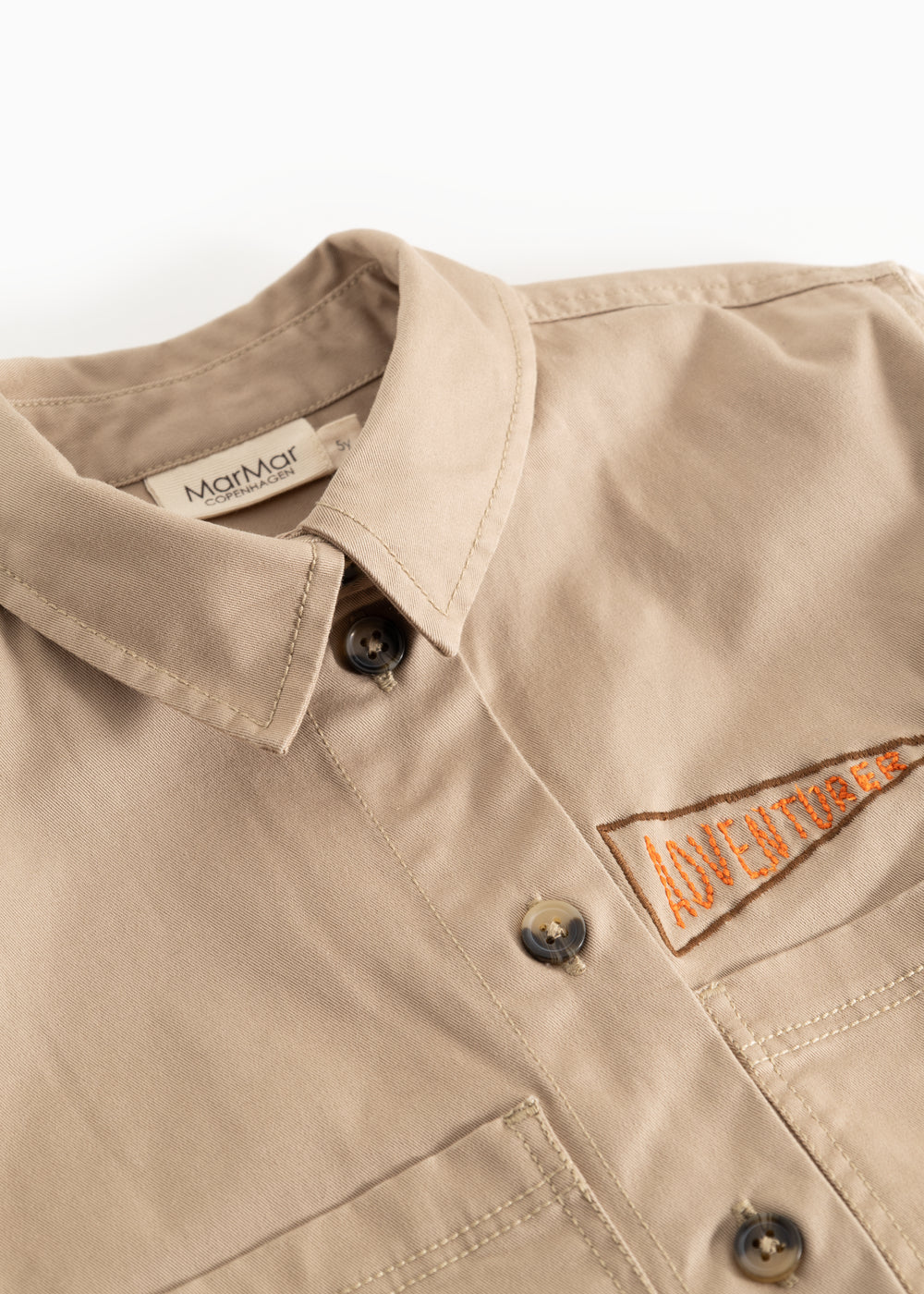 Beige jakke til børn med knaplukning og logo-patch på brystet