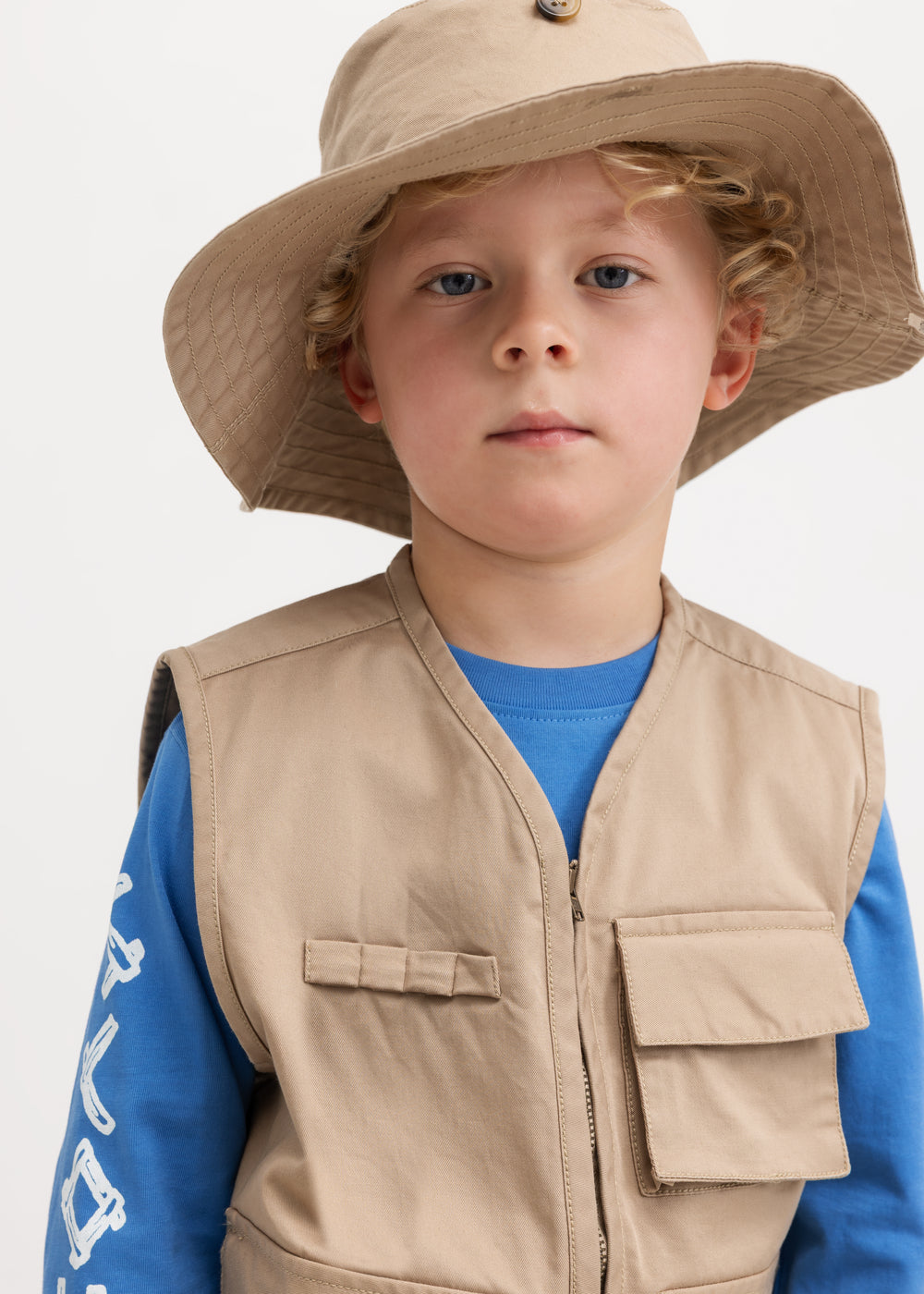 Avy bøllehat i beige på barn med bred skygge og knap foran