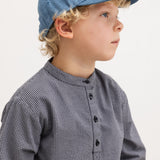 Arlo kasket i lyseblå denim set i profil med buet skygge