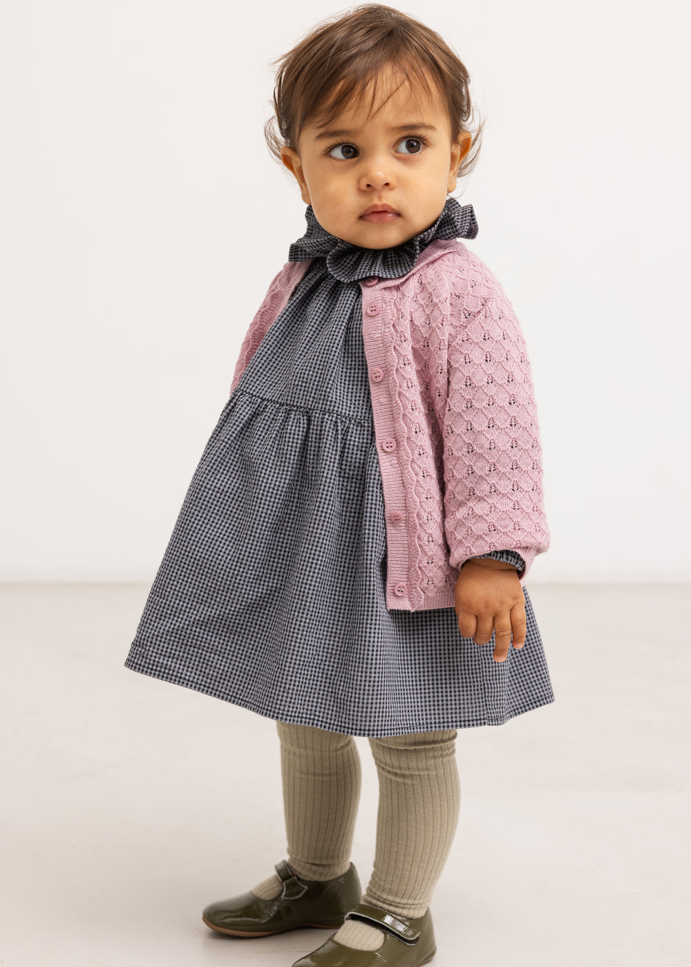 Lyserød strikcardigan med knapper, båret af baby