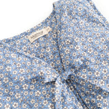 Blå blomstervest med hvide blomster og let fold i forstykke