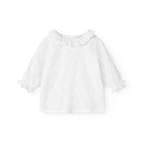 Hvid babybluse med rynket flæsekant ved hals og elastiske ærmer