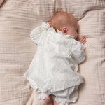 Hvide babybukser på baby, rynket look og flæsekant ved benafslutningen