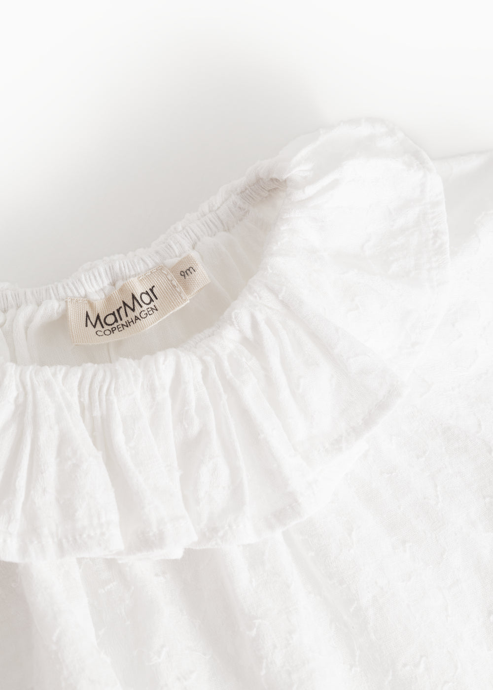 Hvid babybluse med elastisk hals og rynket krave, MarMar Copenhagen label