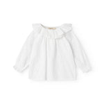Hvid babybluse med flæsekrave, lange ærmer og let rynket fald