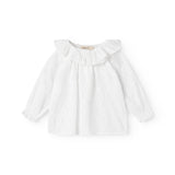 Hvid babybluse med flæsekrave, lange ærmer og let rynket fald