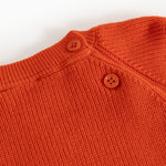 Torin B strikbluse i orange med ribbet hals og knapper ved kraven