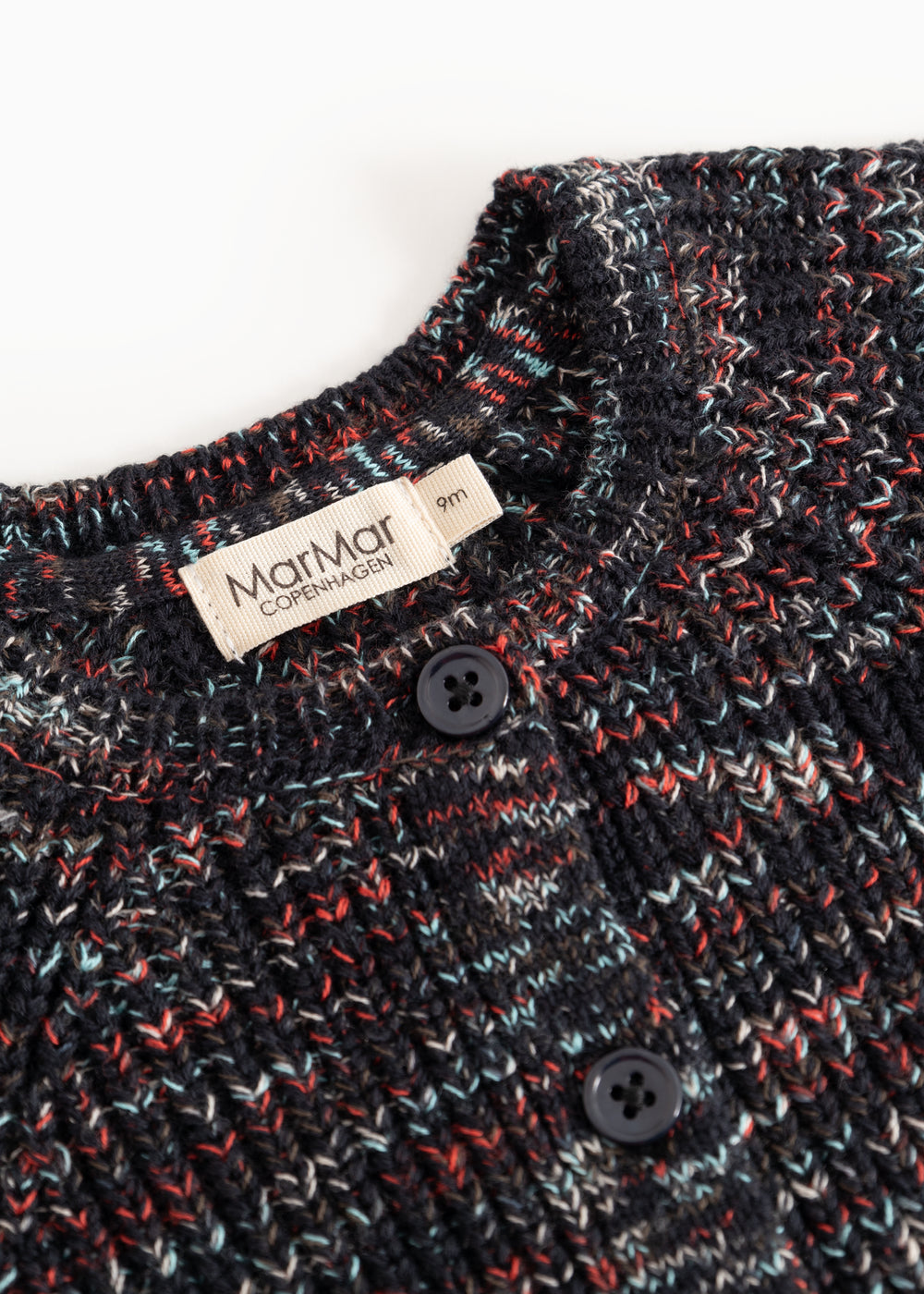 Mørk strikket cardigan med knapper og mærkat, røde og blåmelerede tråde