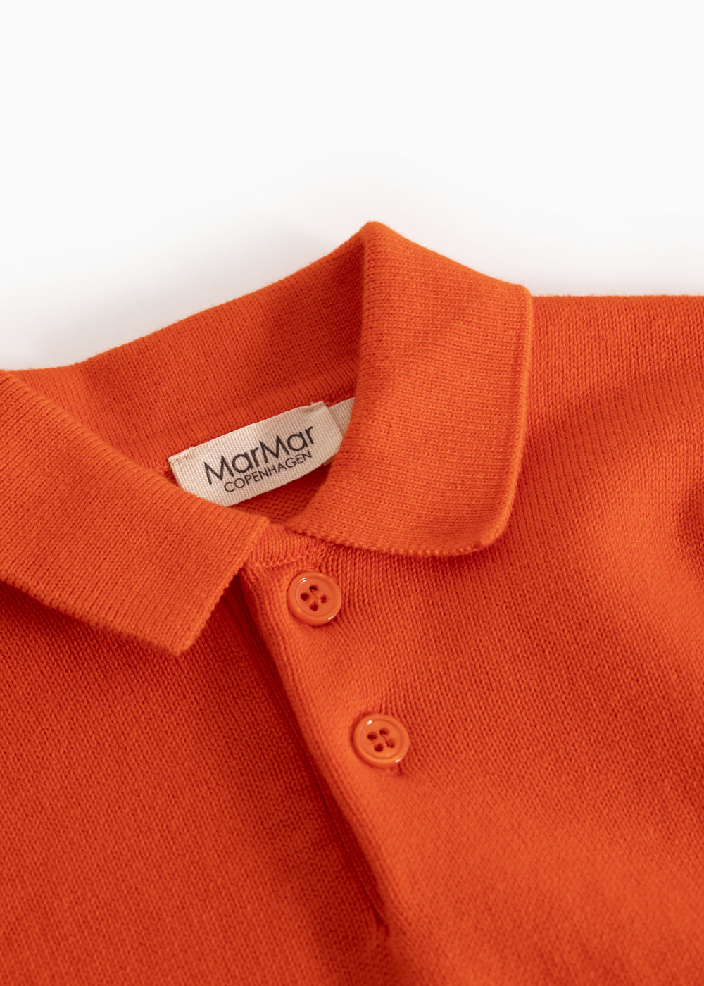 Orange strikpolo med polokrave og to knapper