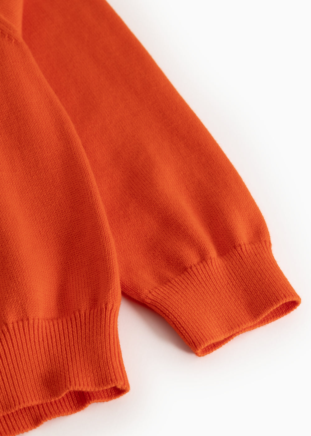 Orange strikpolo til børn med ribkant ved ærmeafslutning