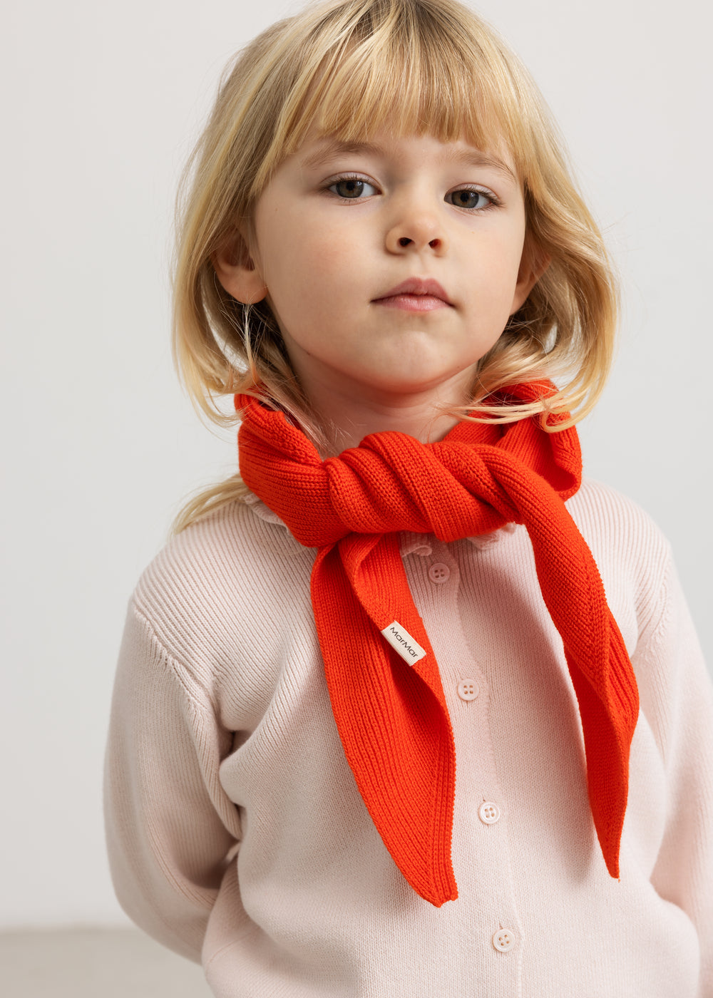 Tilda strikket cardigan lyserosa med knapper, båret med orange tørklæde