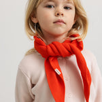 Tilda strikket cardigan lyserosa med knapper, båret med orange tørklæde