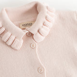 Lyserosa strikket cardigan med flæsekrave og knapper ved front