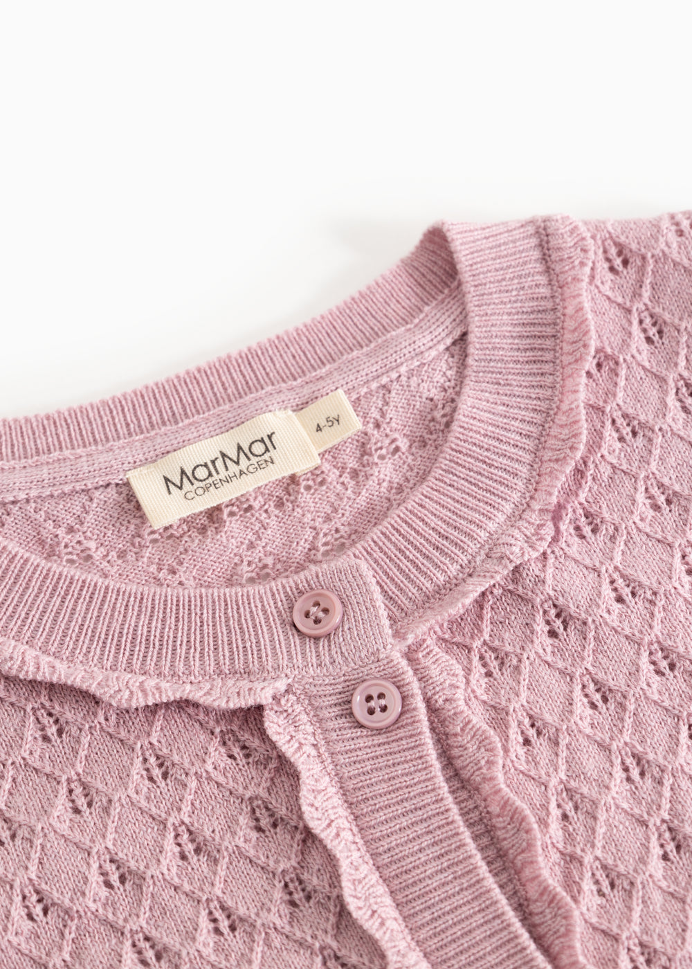Detalje: Strikket cardigan i soft berry med knapper og ribkantet hals