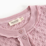 Detalje: Strikket cardigan i soft berry med knapper og ribkantet hals