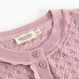 Detalje: Strikket cardigan i soft berry med knapper og ribkantet hals