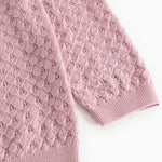 Strikket cardigan i soft berry med mønsterstrik og ribkant ved ærmet