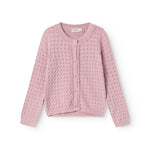 Strikket babycardigan i soft berry med knaplukning og rund hals