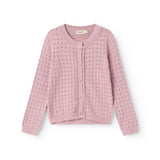 Strikket babycardigan i soft berry med knaplukning og rund hals